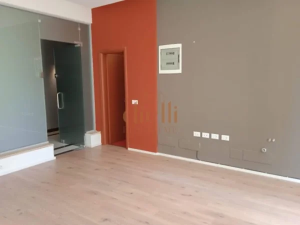 Tirane, jepet me qera zyre , Kati 1, 31 m² 400 €