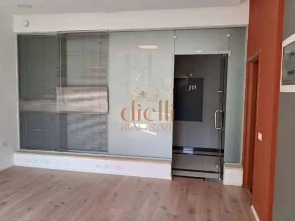 Tirane, jepet me qera zyre , Kati 1, 31 m² 400 €