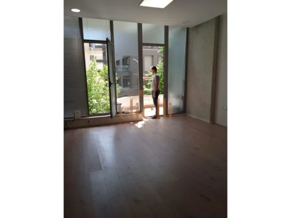 Tirane, jepet me qera zyre , Kati 1, 31 m² 400 €