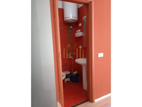 Tirane, jepet me qera zyre , Kati 1, 31 m² 400 €