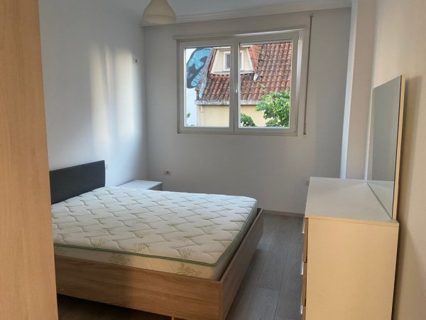 Tirane, jepet me qera apartament 1+1+Ballkon, Kati 2, 70 m² 400 € (Ali demi , prane markates se vjeter)