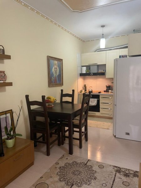 Tirane, jepet me qera apartament 1+1, Kati 3, 350 € (Fresku)