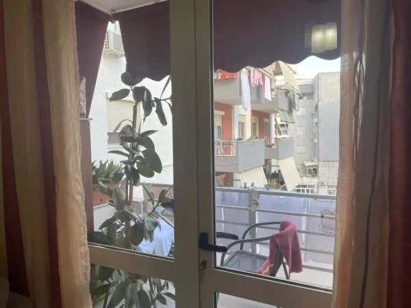 Tirane, jepet me qera apartament 1+1, Kati 3, 350 € (Fresku)