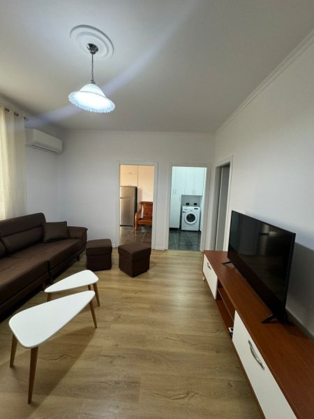 Tirane, jepet me qera apartament 1+1+Ballkon, Kati 2, 70 m² 400 € (Rruga e Dibres , prane shkolles se bashkuar (perballe tower bridge ))