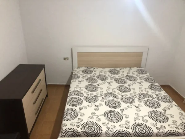 Tirane, jepet me qera apartament 1+1, Kati 1, 70 m² 350 € (Laprake)