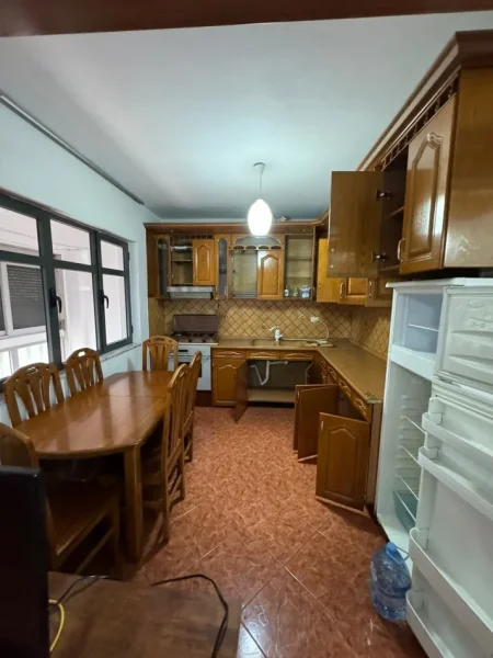 Tirane, jepet me qera apartament 2+1+Ballkon, Kati 2, 85 m² 340 € (Kthesa e Kamzes prane terminalit te autobusave)