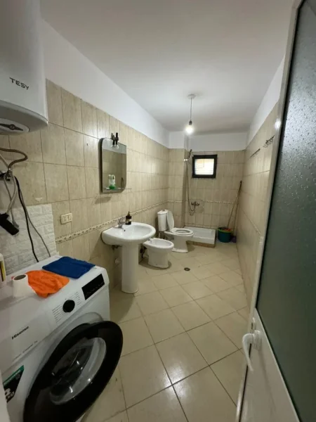 Tirane, jepet me qera apartament 2+1+Ballkon, Kati 2, 85 m² 340 € (Kthesa e Kamzes prane terminalit te autobusave)