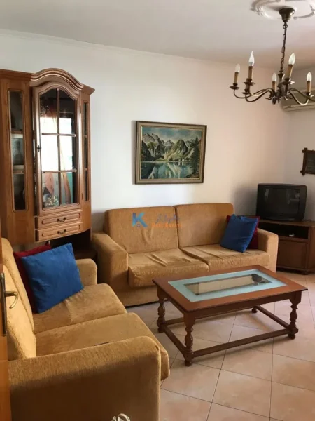 Tirane, jepet me qera apartament 2+1, Kati 3, 65 m² 400 € (Bulevardi Zhan D'Ark, afer Pasticeri Tito)