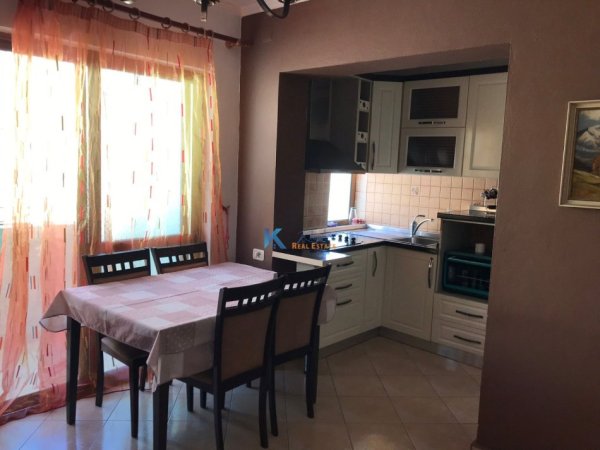 Tirane, jepet me qera apartament 2+1, Kati 3, 65 m² 400 € (Bulevardi Zhan D&#039;Ark, afer Pasticeri Tito)