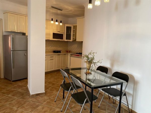 Tirane, jepet me qera apartament 1+1+Ballkon, Kati 3, 70 m² 350 € (fresku)