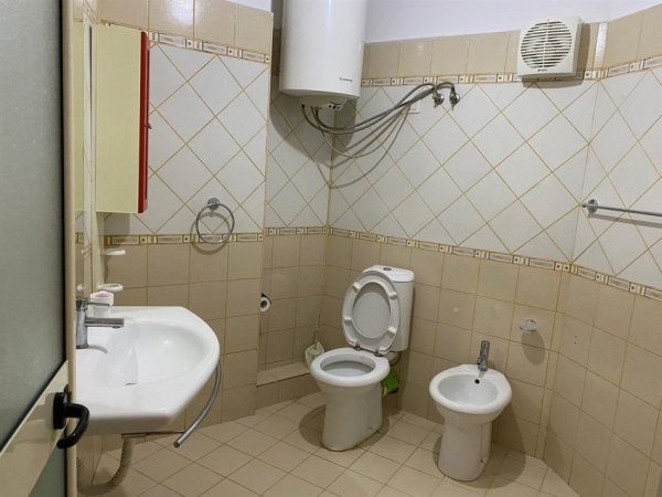 Tirane, jepet me qera apartament 1+1+Ballkon, Kati 3, 70 m² 350 € (fresku)