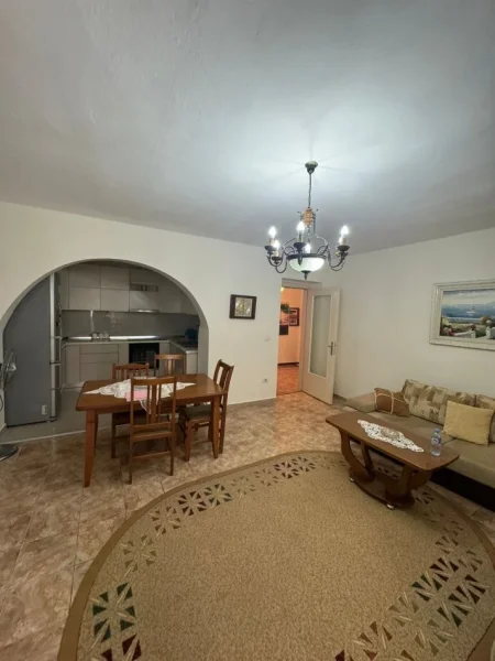 Tirane, jepet me qera apartament 1+1+Ballkon, Kati 1, 80 m² 500 € (Stadiumi Dinamo , prane mon amour)
