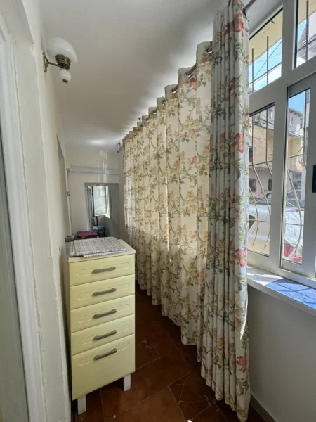 Tirane, jepet me qera apartament 1+1+Ballkon, Kati 1, 80 m² 500 € (Stadiumi Dinamo , prane mon amour)