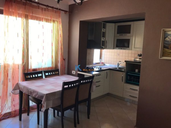 Tirane, jap me qera apartament 2+1+Ballkon, Kati 3, 65 m² 400 € (Siper Brrylit)