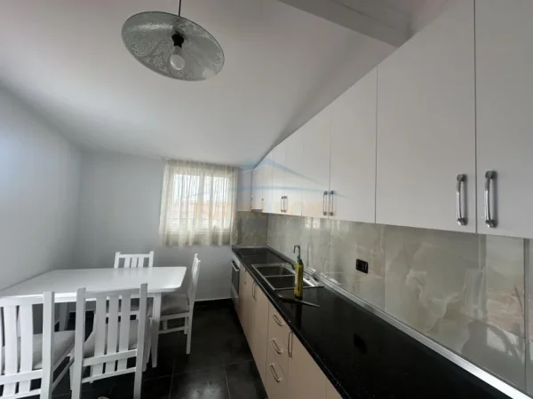 Tirane, jepet me qera apartament 1+1+Ballkon, Kati 4, 80 m² 400 € (prane Komisariatit nr.4, Rruga e Dibrës,)