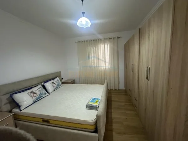 Tirane, jepet me qera apartament 1+1+Ballkon, Kati 4, 80 m² 400 € (prane Komisariatit nr.4, Rruga e Dibrës,)