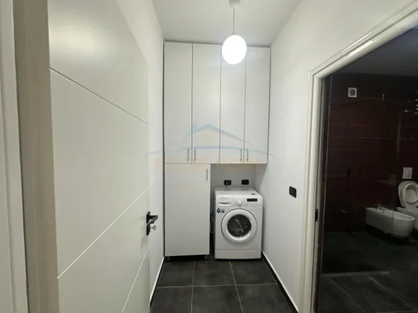 Tirane, jepet me qera apartament 1+1+Ballkon, Kati 4, 80 m² 400 € (prane Komisariatit nr.4, Rruga e Dibrës,)