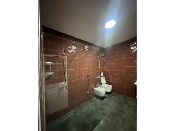 Tirane, jepet me qera apartament 1+1+Ballkon, Kati 4, 80 m² 400 € (prane Komisariatit nr.4, Rruga e Dibrës,)