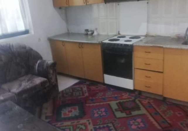 Tirane, jepet me qera apartament 3+1, Kati 1, 130 m² 300 € (Kombinat)