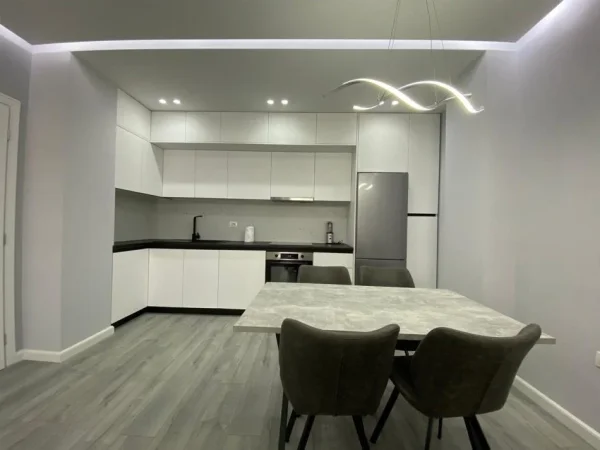 Tirane, jepet me qera apartament 1+1+Ballkon, Kati 8, 72 m² 550 € (square 21)