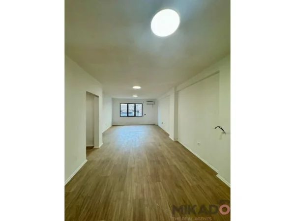 Tirane, jepet me qera zyre , Kati 1, 88 m² 650 € (Qemal Stafa)