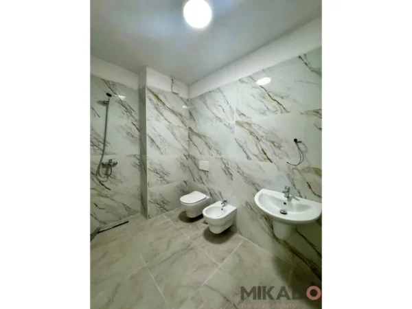 Tirane, jepet me qera zyre , Kati 1, 88 m² 650 € (Qemal Stafa)