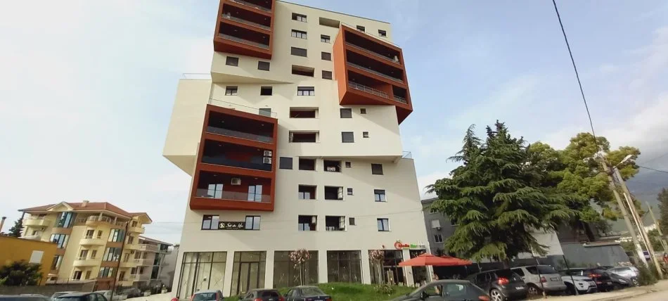 Tirane, jepet me qera ambjent biznesi Kati 3, 101 m² 800 € (Jepet me qira zyre tek rreth rrotullimi Kinostudio