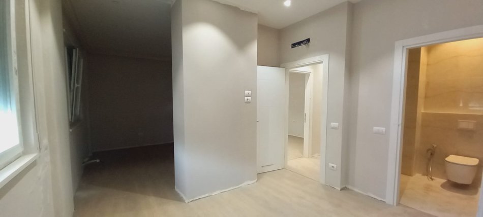 Tirane, jepet me qera ambjent biznesi Kati 3, 101 m² 800 € (Jepet me qira zyre tek rreth rrotullimi Kinostudio