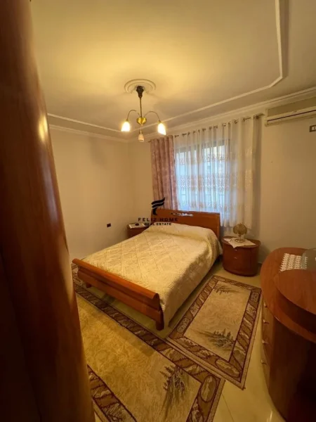 Tirane, jepet me qera apartament 1+1+Ballkon Kati 3, 75 m² 500 € (ISH TREGU ELEKTRIK