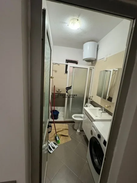Tirane, jepet me qera apartament 1+1+Ballkon Kati 3, 75 m² 500 € (ISH TREGU ELEKTRIK