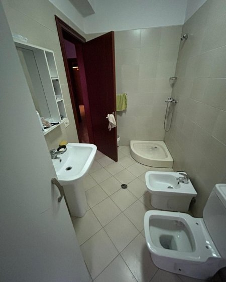 Tirane, jepet me qera apartament 2+1+Ballkon Kati 4, 106 m² 450 €