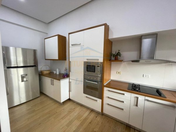 Tirane, jepet me qera apartament 2+1+Ballkon Kati 7, 183 m² 2,000 € (Liqeni Artificial