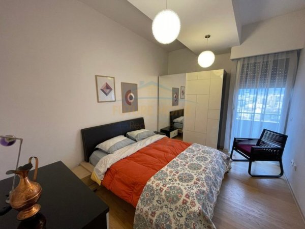 Tirane, jepet me qera apartament 2+1+Ballkon Kati 7, 183 m² 2,000 € (Liqeni Artificial