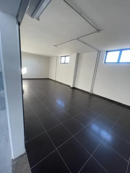 Tirane, jepet me qera magazine Kati 0, 2,000 m² 4,000 € (Ura e Gjoles