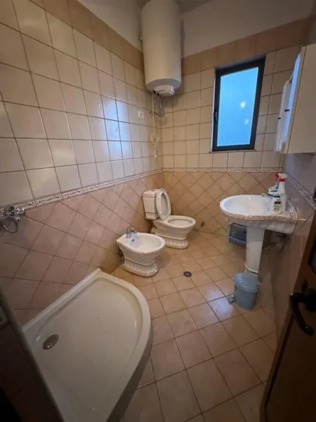 Tirane, jepet me qera apartament 2+1 Kati 3, 120 m² 400 € (Selite