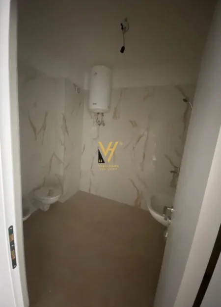 Tirane, jepet me qera zyre Kati 6, 90 m² 500 € (RRUGA E DIBRES