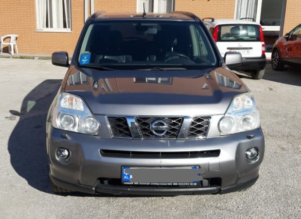 Tirane, shes makine Nissan , Nafte, kafe, manuale