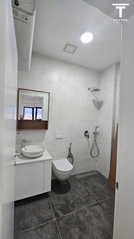 Tirane, jepet me qera apartament 2+1+Ballkon Kati 15, 110 m² 1,200 € (Rruga e Kavajes) TT 913