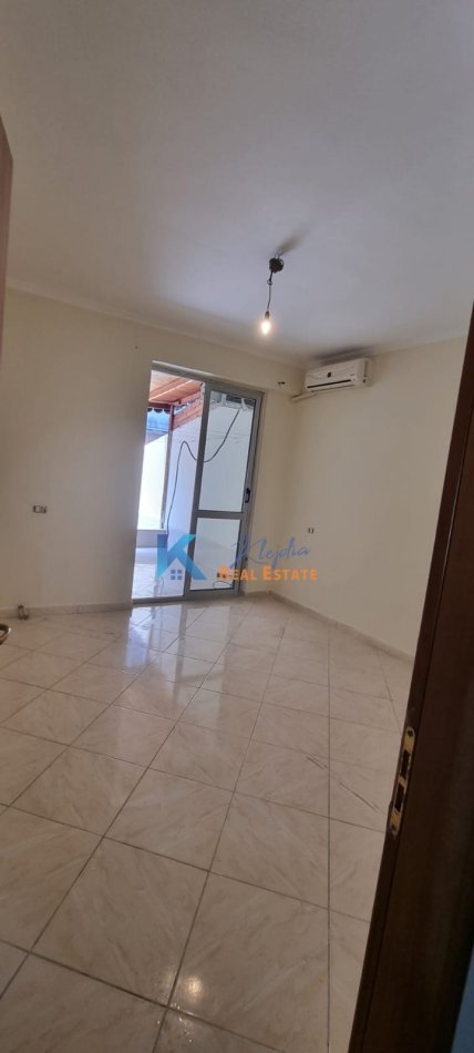 Tirane, jepet me qera apartament 2+1 Kati 2, 175 m² 500 € (Komuna e Parisit,afer shkolles Kristaq Rama