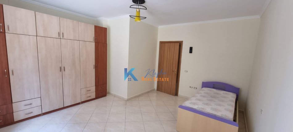 Tirane, jepet me qera apartament 2+1 Kati 2, 175 m² 500 € (Komuna e Parisit,afer shkolles Kristaq Rama