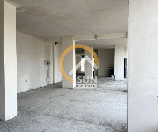 Shkoder, jepet me qera ambjent biznesi Kati 0, 256 m² 1,300 € (KRYQEZIMI I ZDRALES