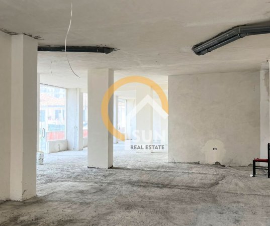 Shkoder, jepet me qera ambjent biznesi Kati 0, 256 m² 1,300 € (KRYQEZIMI I ZDRALES