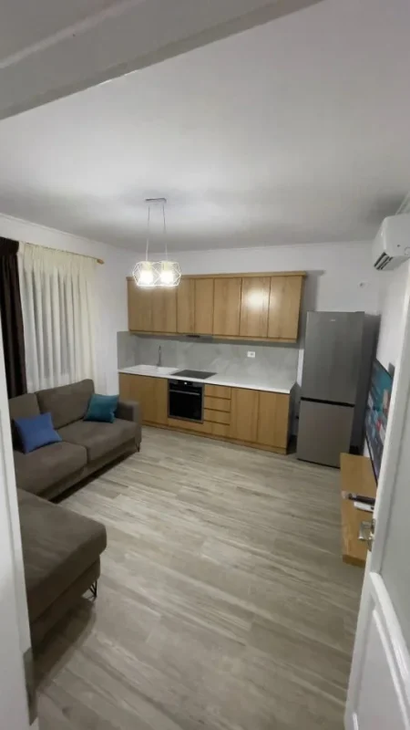 Tirane, jepet me qera apartament 1+1 Kati 1, 65 m² 500 € (Rruga e Kavajes , prane qendres Globe