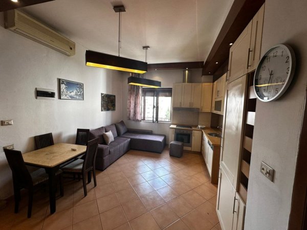 Tirane, jepet me qera apartament 1+1 Kati 7, 55 m² 350 € (Qender Hotel Piazza!