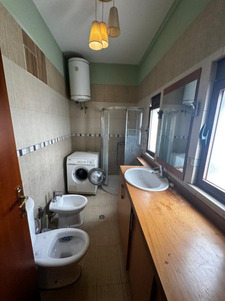 Tirane, jepet me qera apartament 1+1 Kati 7, 55 m² 350 € (Qender Hotel Piazza!