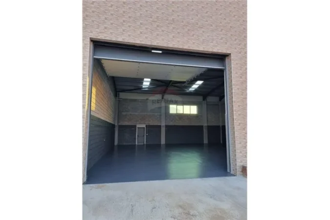 Tirane, jepet me qera ambjent biznesi , 2,324 m² 5,500 € (Marikaj - Vore