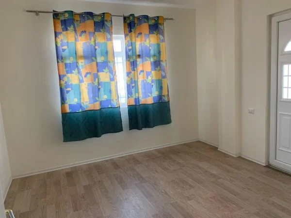 Tirane, jepet me qera apartament 1+1+Ballkon Kati 4, 50 m² 270 € (Rruga 5 Maji , prane black stone , rruga lucie miloti