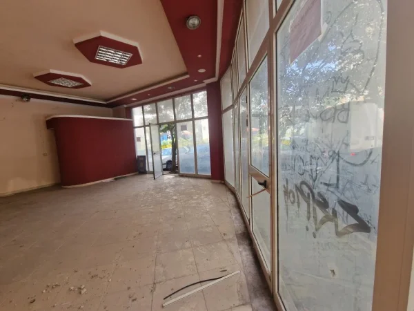 Tirane, shes dyqan Kati 0, 46 m² (Rr. "Sitki Çiço", Materniteti i Ri, Tiranë