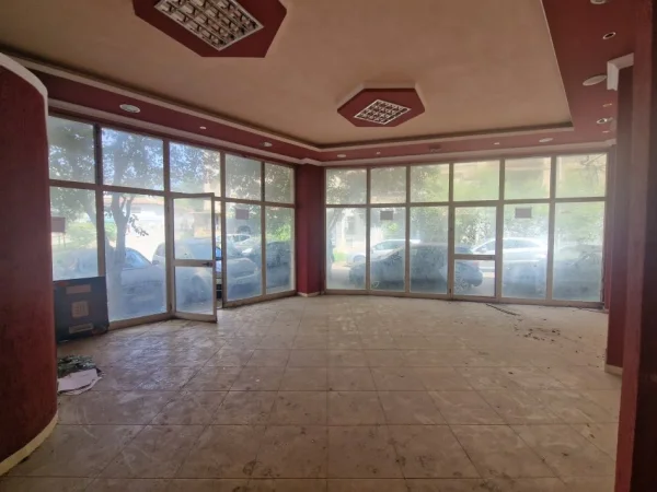 Tirane, shes dyqan Kati 0, 46 m² (Rr. "Sitki Çiço", Materniteti i Ri, Tiranë