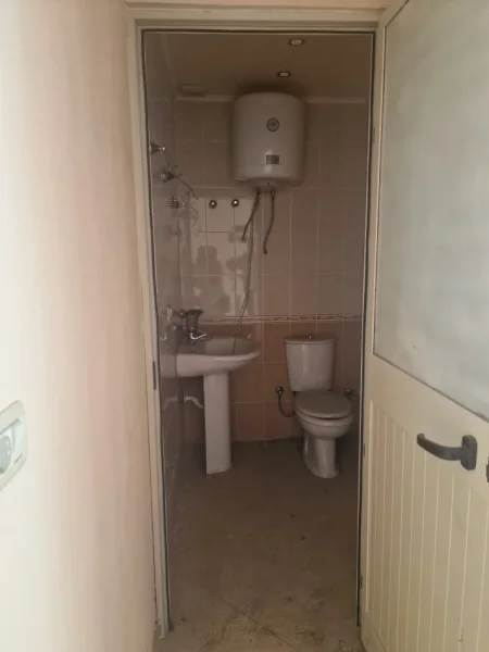 Tirane, shes dyqan Kati 0, 46 m² (Rr. "Sitki Çiço", Materniteti i Ri, Tiranë